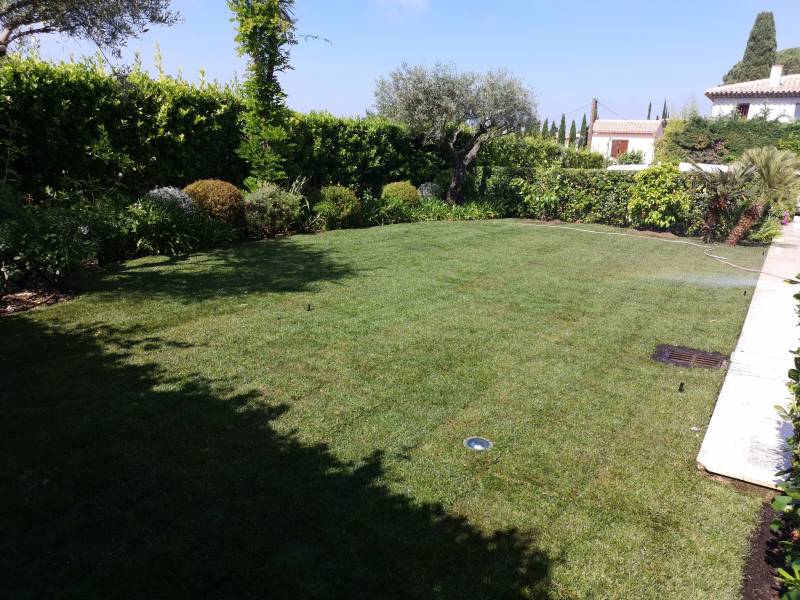 Paysagiste Saint-Tropez près de Ramatuelle pose de gazon en plaque quartier la Belle Isnarde 