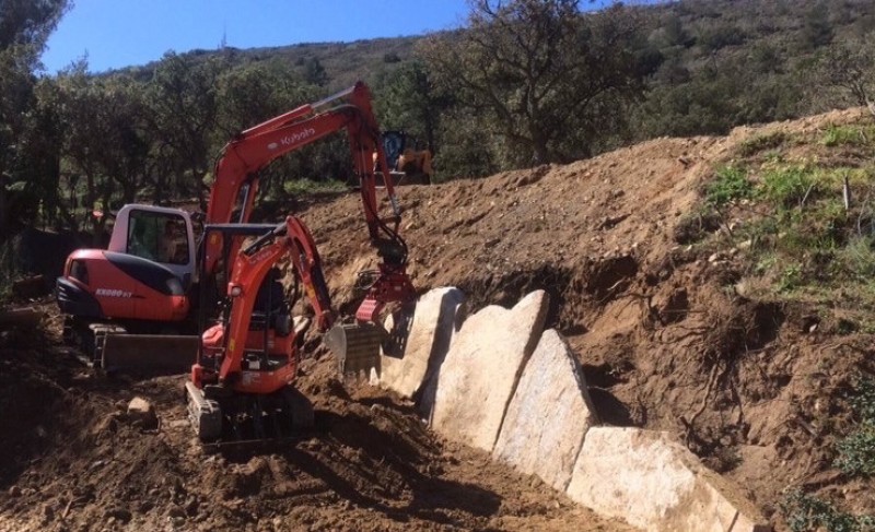 Création d’un jardin de 1 200 m² quartier de la Quessine avec enrochement en pierres naturelles et terrassement paysager à Ramatuelle près de Saint-Tropez